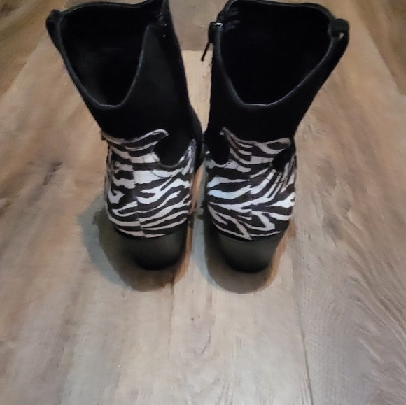 Like new Womens suede boots - Picture 2 of 3